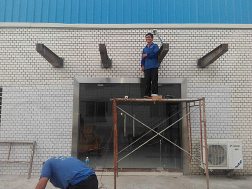 办公室门口飘台施工